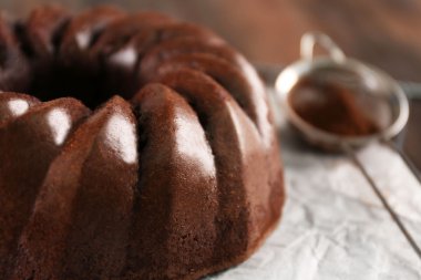 Kağıt üzerinde çikolatalı kek