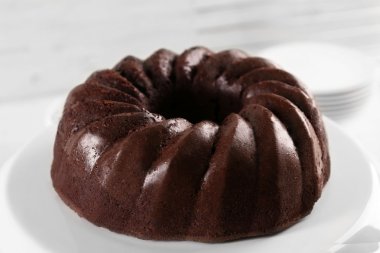 Plastik hasır üzerinde çikolatalı kek 