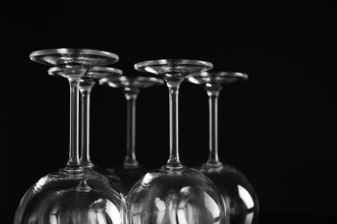 boş şarap bardakları 