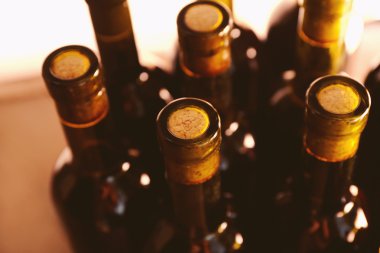 Şarap şişeleri yığınları