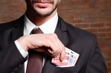 Çekici bir adam Euro banknot almak