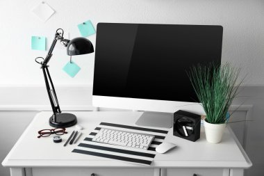 Modern geniş ekran monitör 