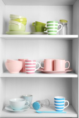 Mutfakta raflarda sofra