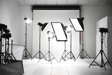 Işık ekipmanlı fotoğraf stüdyosu