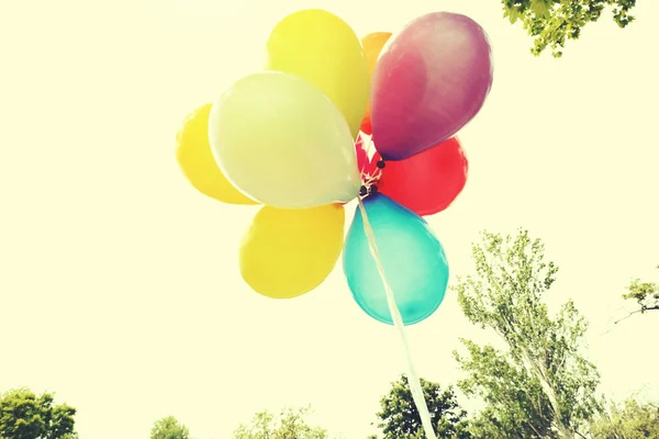 Balões voando no fundo do céu — Fotografia de Stock