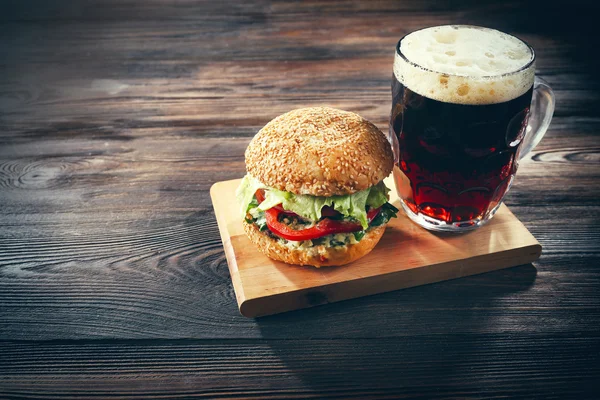 Taza de vidrio de cerveza oscura — Foto de Stock