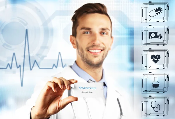 Médico con tarjeta de visita en pantalla virtual — Foto de Stock