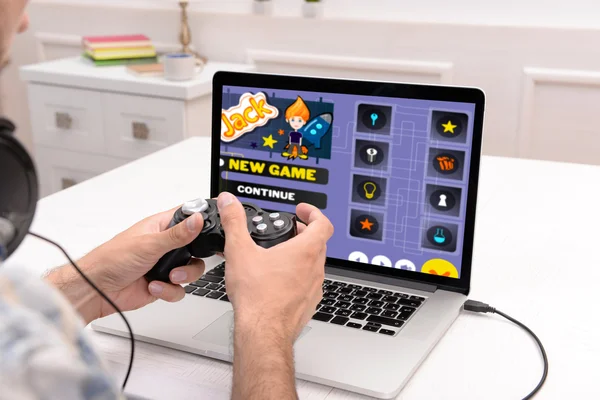 Homem jogando jogos de computador — Fotografia de Stock