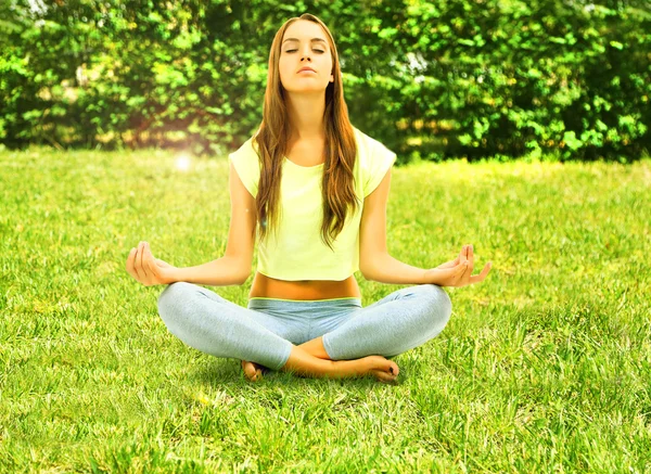 Chica fitness haciendo ejercicio de yoga — Foto de Stock