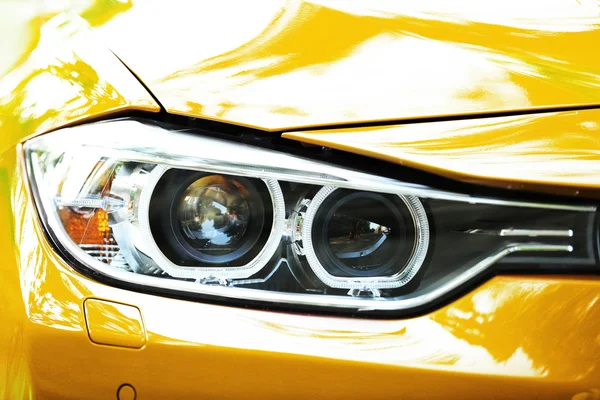 Фары желтого автомобиля — стоковое фото