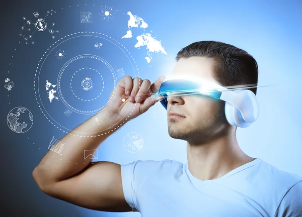 Mann mit futuristischer Brille — Stockfoto