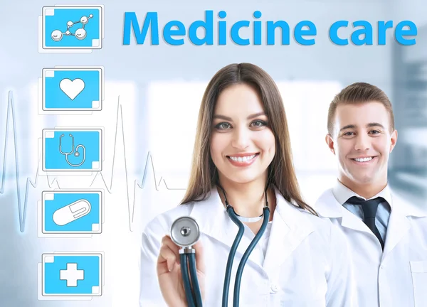 虚拟屏幕上有两个医生和医学图标 医疗技术理念 — 图库照片