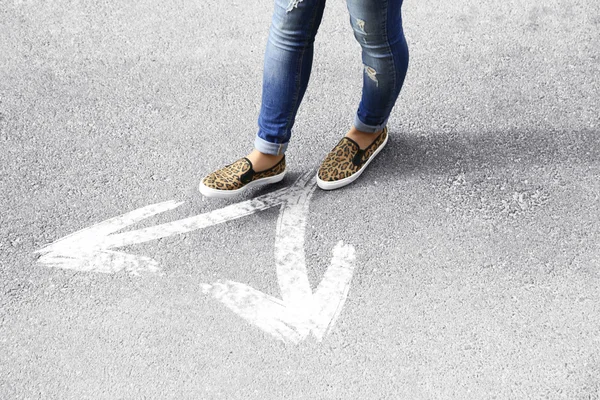 Female feet walking on road — Stock Photo, Image