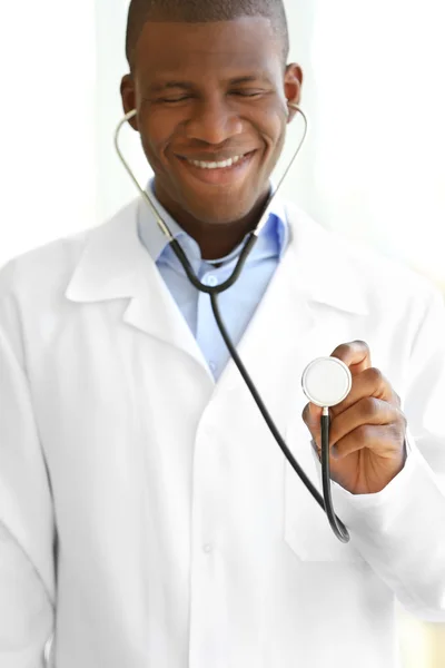 Bonito médico afro-americano — Fotografia de Stock