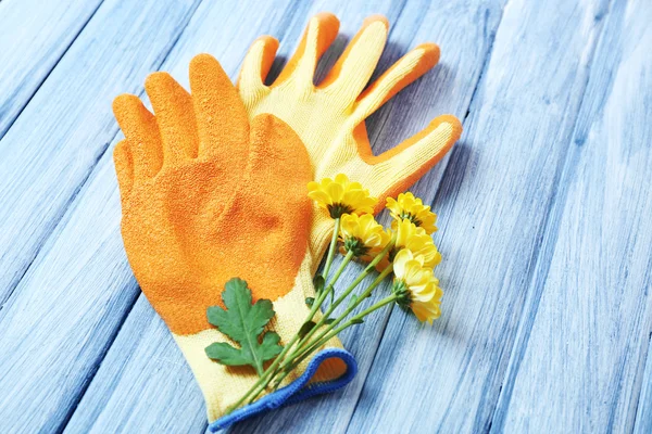 花と庭の手袋 — ストック写真
