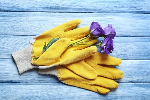 Gelbe Gärtnerhandschuhe — Stockfoto