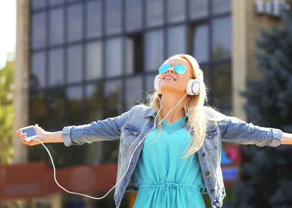 Jonge vrouw luisteren naar muziek — Stockfoto