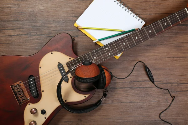 Chitarra con cuffie primo piano — Foto Stock