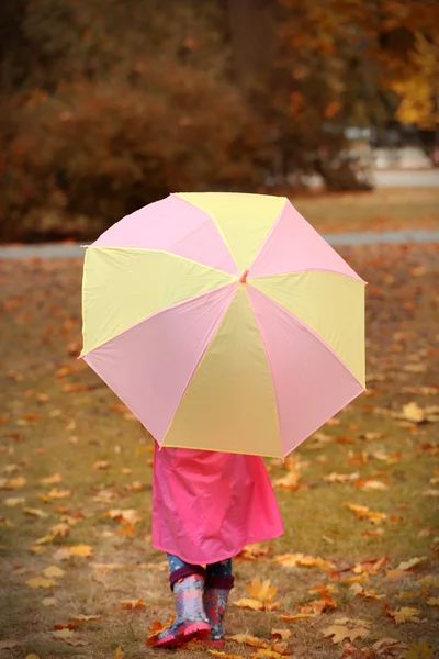 Gadis kecil yang cantik dengan payung — Stok Foto