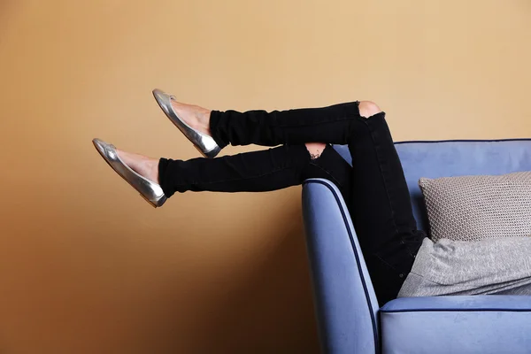 Donna gambe sul divano — Foto Stock