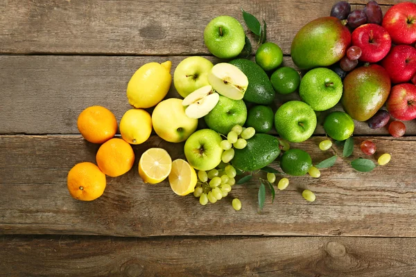 Färgglada mogna frukter — Stockfoto