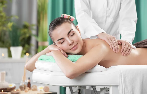 Mujer relajante con masaje de manos —  Fotos de Stock