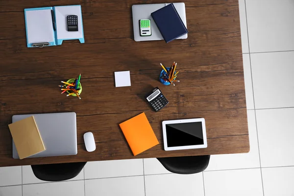 Mesa de la oficina para reuniones —  Fotos de Stock