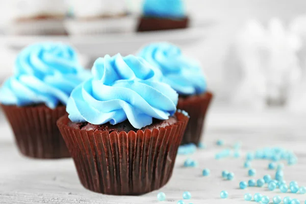 Cupcakes op houten tafel — Stockfoto