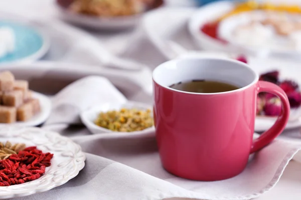 Taza de té con té seco aromático — Foto de Stock