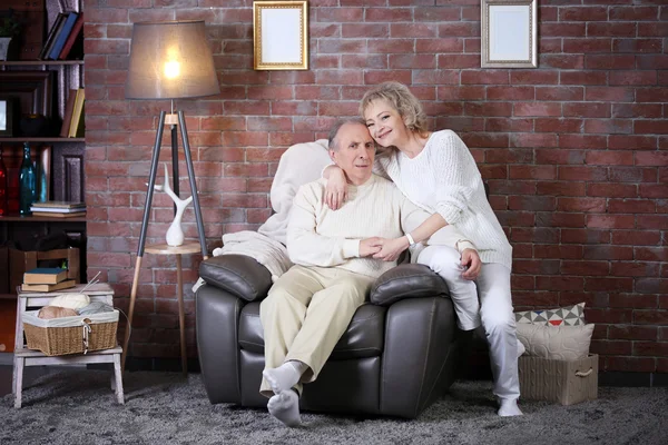 Äldre par sitter tillsammans i hemmet — Stockfoto