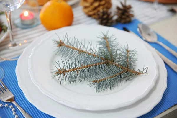 Cubiertos en una mesa de Navidad — Foto de Stock