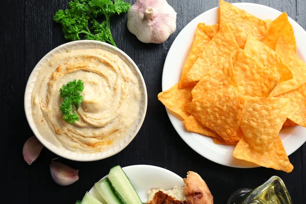 Hummus saboroso com batatas fritas — Fotografia de Stock
