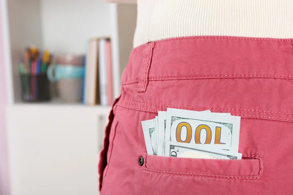 Dinero en el bolsillo rosa —  Fotos de Stock