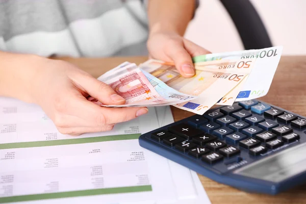 Man aan het werk op financieel verslag — Stockfoto