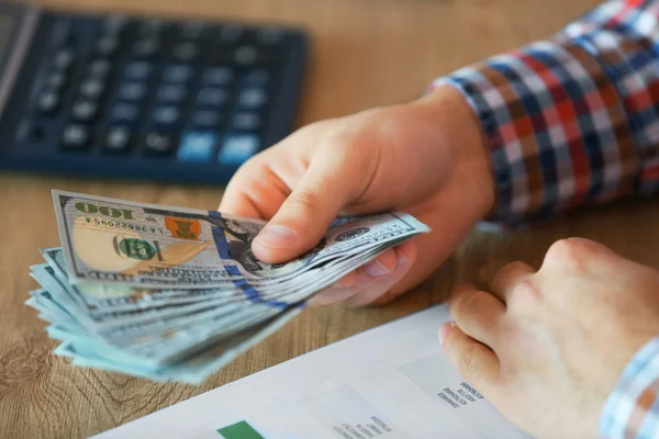 Homem que trabalha no relatório financeiro — Fotografia de Stock