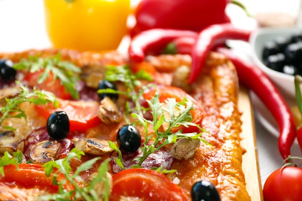 Prostokąt pyszne pizze i warzywa — Zdjęcie stockowe