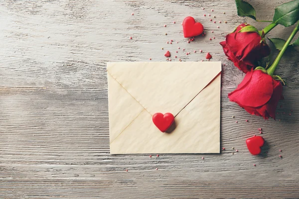 Bella rosa con carta regalo — Foto Stock