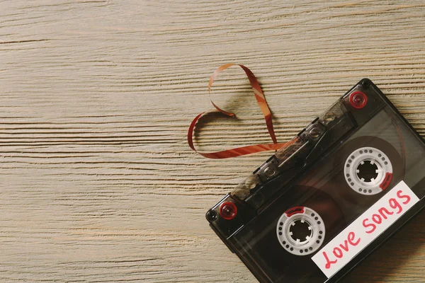 オーディオ カセット テープのハートの形で — ストック写真