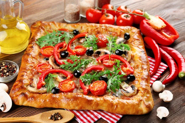 Nylaget hjemmelaget pizza – stockfoto