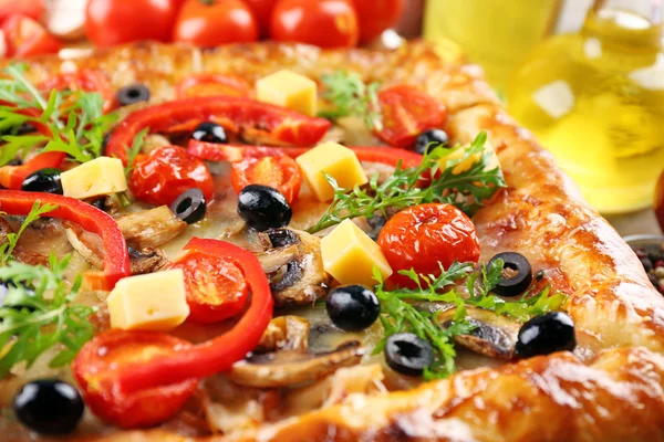 Frisch gemachte Pizza — Stockfoto