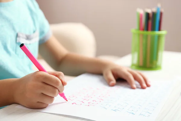Un écolier apprend à écrire — Photo