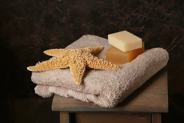 Badkamer met een handdoek, zeep en zeester — Stockfoto