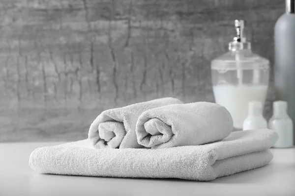 Vita handdukar med flytande tvål — Stockfoto