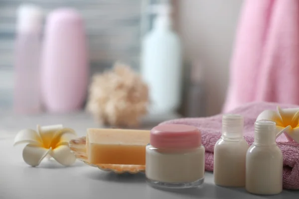 Ručník s kosmetika a mýdla — Stock fotografie