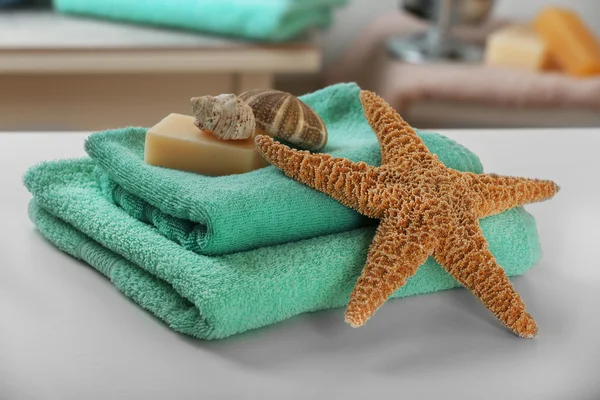 Зеленые полотенца с морской звездой, раковины — стоковое фото