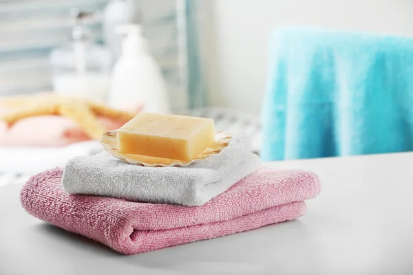 Toallas en la mesa del baño — Foto de Stock