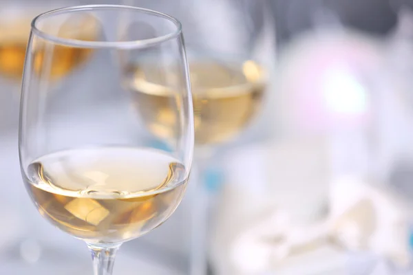 Verres à vin avec vin blanc — Photo