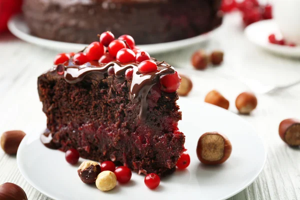 Schokoladentorte mit Preiselbeeren — Stockfoto