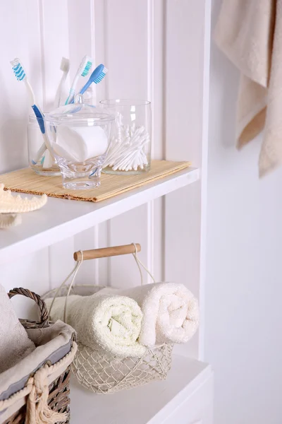 Conjunto de banheiro com toalhas, escovas de dentes — Fotografia de Stock
