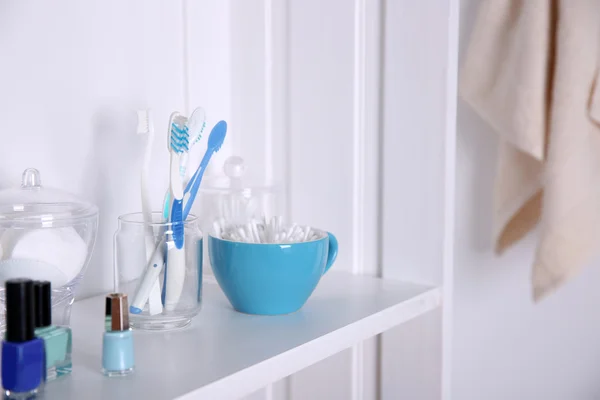 Łazienka z ręcznikami, szczoteczki do zębów — Zdjęcie stockowe